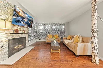 Image de Powder Run Retreat – Modern Stay for 6 With On-site Ski Access & Mountain Views