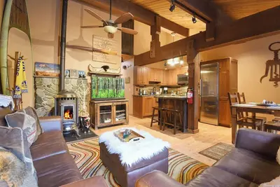 Image de North Lake Tahoe Alpine Retreat – 5 Min to Skiing!