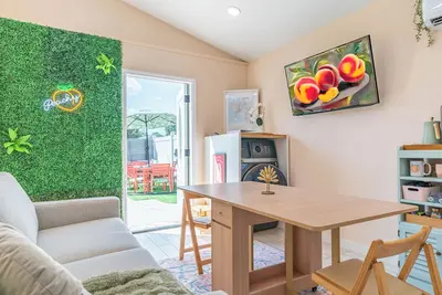 Image de Peachy Paradise Tiny home getaway near Raymond James & Downtown Tampa