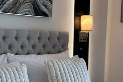 Image de Modern 2bdr with fireplace & and Lounge