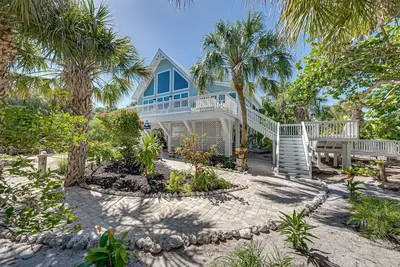 Silverseas Cottage-Luxury 3-bedroom, Steps to the Beach, Pool, 2 Carts, WiFi