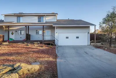 Image de Explorers Hideaway! Updated 3 Bedroom, 2 Bath Home, 2 Car Garage, Master on Main