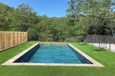 Image de Maison spacieuse avec piscine privée en bord de rivière.