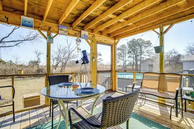 Image de 1 Mi to Boat Ramp: Peaceful Deal Island Home!