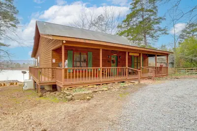 Image de Deck & Fire Pit: Waterfront Cabin in Greers Ferry!