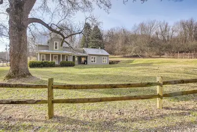 Image de Patio & Scenic Views: Modern Ohio Farmhouse