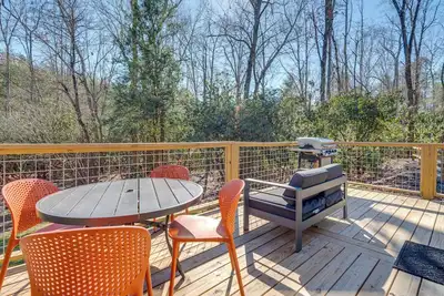 Image de 4 Mi to Downtown Brevard: Sleek Cabin w\/ Deck