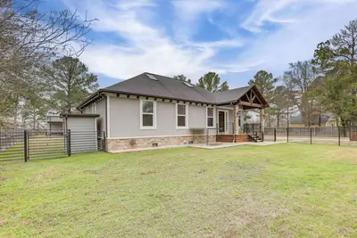 Image de Pets Welcome: Home w/ Deck & Patio in Hockley!