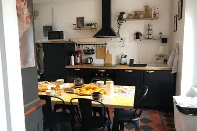 Image de Notre maison de poupée à 2 pas des commerces et à 800m de la plage.