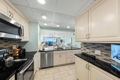 Image de Sea Isle City, Nj - Oceanfront with Pool - 2br \/ 2ba \/ Sleeper Sofa \/ Parking
