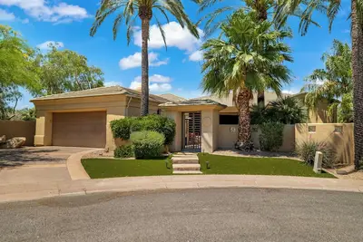 Image de Enjoy your stay at renowned Scottsdales Gainey Ranch. A rare single level home.