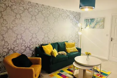 Cozy Large 3 Bed Townhouse with Free Parking! M5 exit nearby! Contractors!