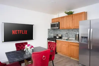 Image de Big gated yard, Work/play room, King bed