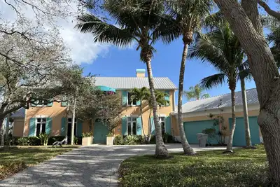 Image de Enjoy our waterfront home with private beach access & boat dock in The Moorings!