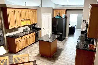 Image de Forget your worries in this spacious and serene space with a beautiful lake view