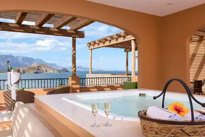 Image de Exclusive 4-Bedroom Penthouse in Loreto – Golf & Oceanfront Luxury