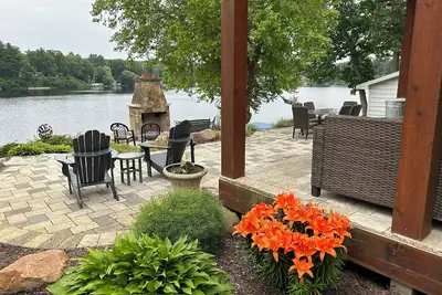 Image de Gorgeous waterfront 4-Br home with adorable Tiny House & outdoor fireplace