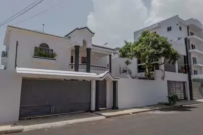 Radiant Roomy 5 Br Home with pool and parking
