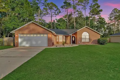 Image de Red Cloud home, 9 min to the beach, tranquil backyard, perfect for the family