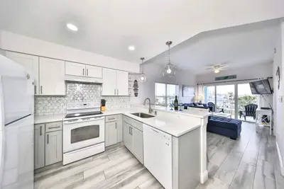 Image de Newly Renovated Condo with heated Pool. Steps from the beach!