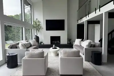 Image de Modern waterfront living on the St. Lawrence with Beach! 4 bedroom 2. 5 bath.