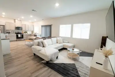 Image de Spacious New 4-bedroom Family Friendly House in Elk Grove with WiFi and Parking