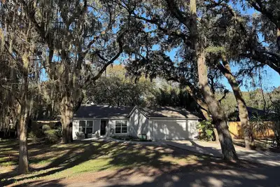 Image de Pet/Family Friendly 3/2 with Enormous Backyard/Rv Hook Ups/Boat Washing Area!