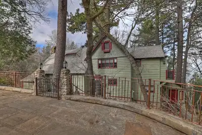 Image de Hollywood History-Shirley Temple's Hillside Cabin