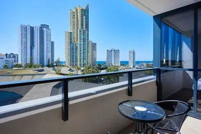 Image de Comfy 2 Bedroom Apartment with Glimpse of Ocean
