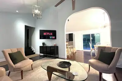 Image de Modern 3-bedroom house in Wilmington with a Huge yard and Bonus Sunroom