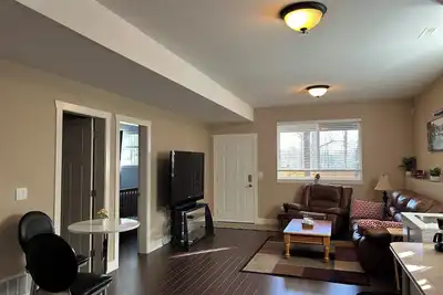 Image de Lrg 1 bdrm ground level suite with a Private Entry in a forest setting.