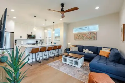 Image de Dip & Dine Downtown - Stylish East Side Stay w King Suites for All Mins to Moody