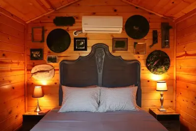 Image de Honeysuckle’s Haven Cabin