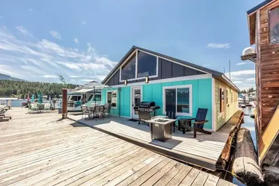 Image de Charming waterfront retreat with boat dock
