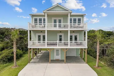 Image de Newer Home w/ 2 Primary King Bed Suites and 4 Balconies!