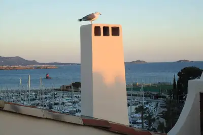 Image de T2 37m2  Appartement calme et lumineux, terrasse avec vue plage Renécros et port.