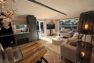 Image de Deluxe chalet with private outside jacuzzi.