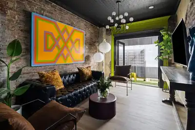 Image de ★HostWiseStays★ Off-Street Parking, Brooklyn-Inspired Brownstone