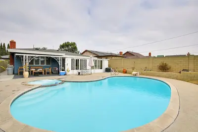 Image de 10 Mi to Redondo Beach: Carson Home w\/ Pool Table!