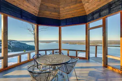 Image de Modern Bluff-Top House w\/ Greers Ferry Lake Views