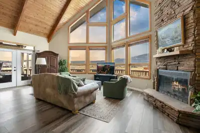 Image de Hot tub, Forest edge, fireplaces game room