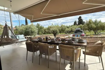 Appartement serein avec vue sur l'olivier en Grèce