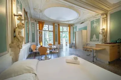 Image de Le Versailles ~ Unique & Charme.