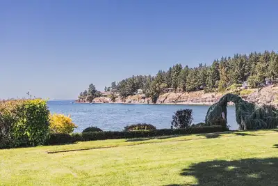 Image de Hotel Style Suite + Private Beach + Onsite Restaurant + Pool + Bbq/Outdoor Entertainment (seasonal use of kayaks, paddle boards and cruiser bikes)