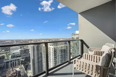 Image de High-Rise Downtown, Pool, Spa, and City Lights