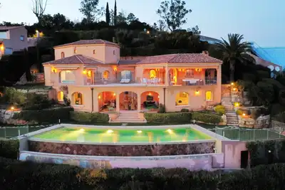 Image de Villa de rêve, emplacement unique, vue sur mer, piscine à débordement