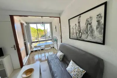 Image de Studio central avec parking, proche plage