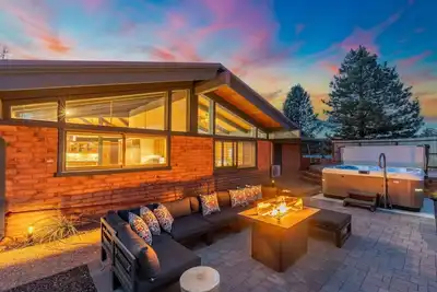 Image de Mid-Century | Hot Tub, Game Room, Firepit, Architecture