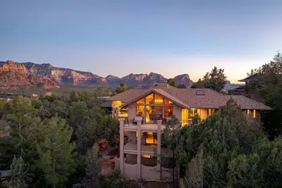 Image de 7000 Sq. Ft. Uptown Estate | Views, Games, Theatre