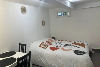 Image de Chambre maison individuelle près du tram avec cuisine et salle de bain partagée